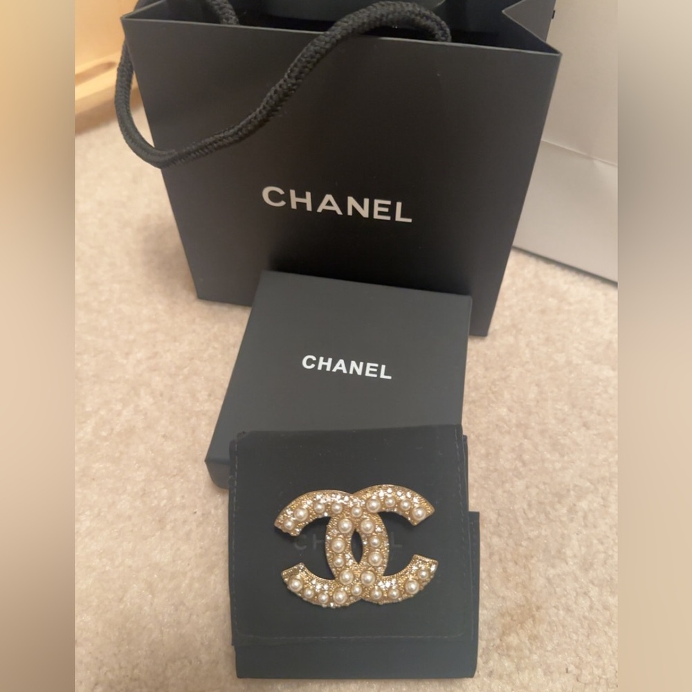 COPY - COPY - Chanel CC Pearl Brooch